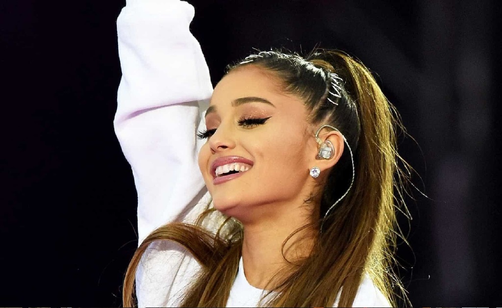 “Self-partnered” é tendência entre mulheres nos EUA, entre elas, estrelas de Hollywood como Ariana Grande e Emma Watson