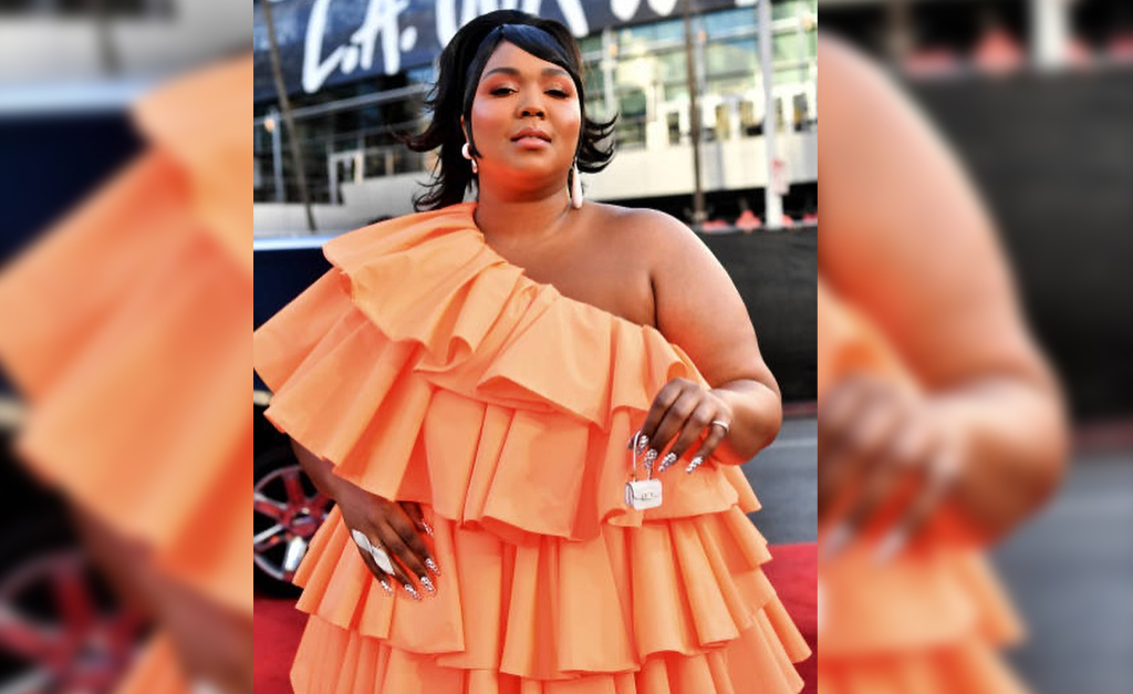 Rapper rouba a cena ao surgir com mini acessório no tapete vermelho do American Music Awards. Entenda!