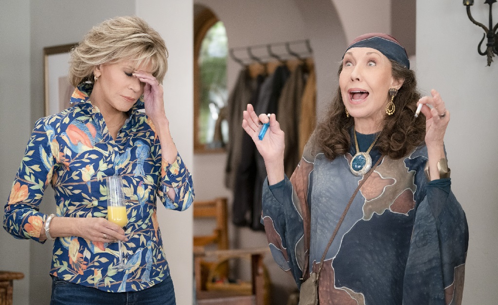 Netflix divulga novas imagens da sexta e aguardada temporada de “Grace and Frankie” que prometem loucuras na praia. Vem ver!