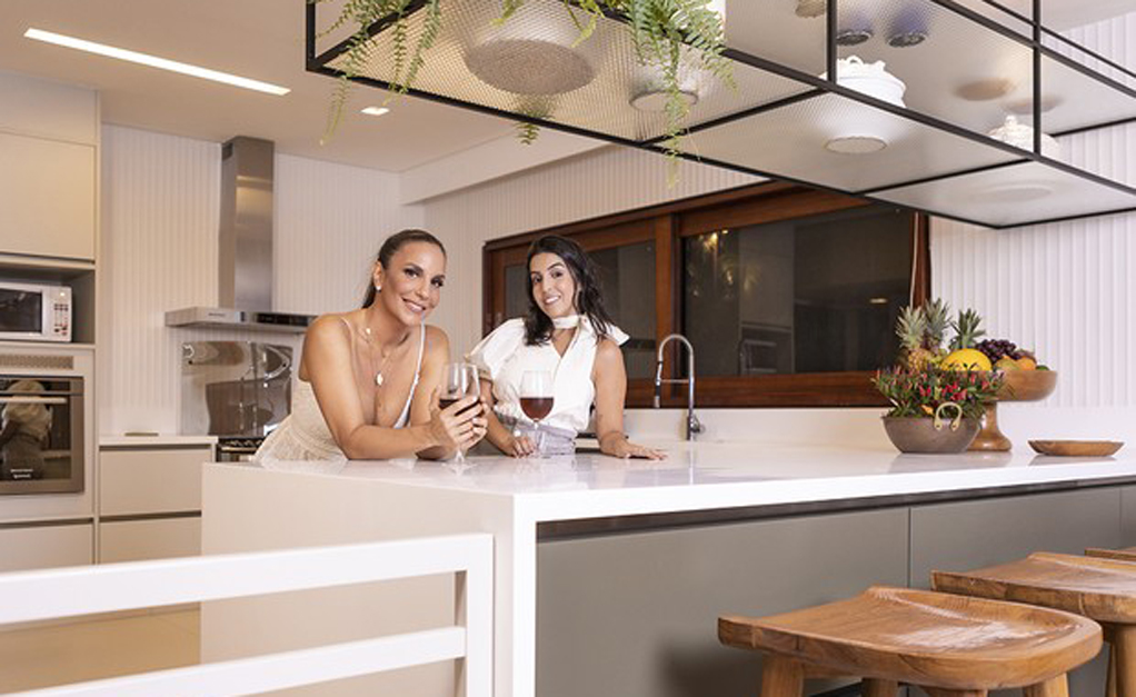 Ivete convoca sobrinha arquiteta para fazer reforma gigante em sua casa da Praia do Forte. O resultado?