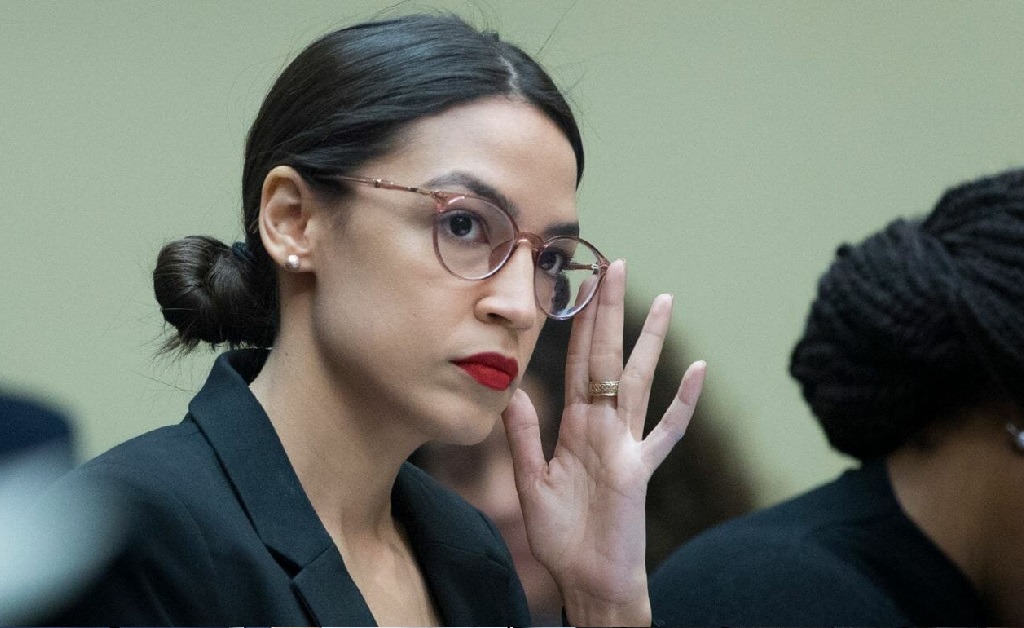 Os mais jovens não querem ter filhos por causa do aquecimento global, polemiza Alexandria Ocasio-Cortez