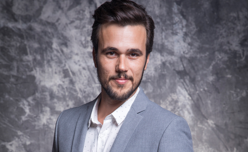 Bruno Ferrari fala de seu novo personagem na TV e confessa: “Não sou romântico, um cara que entrega flores… Mas levo café da manhã na cama”