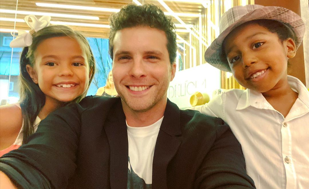 “Grávido” na vida real, Thiago Fragoso encarna viúvo, pai de três filhos adotivos: “Adorando essa sinergia”
