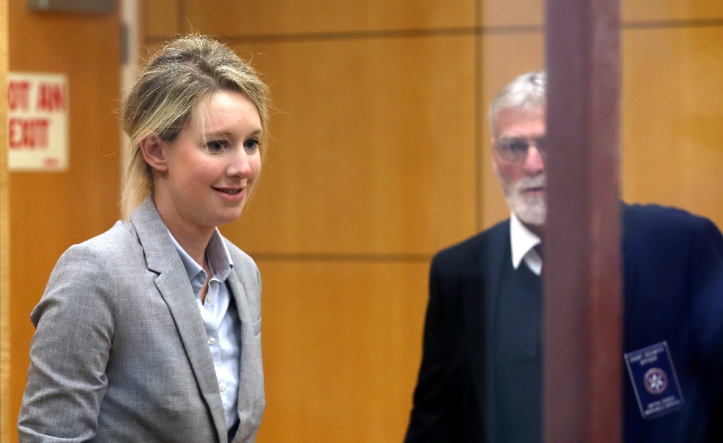 Ex-bilionária Elizabeth Holmes, que já foi comparada a Steve Jobs, está na rua da amargura, sem grana para pagar os advogados