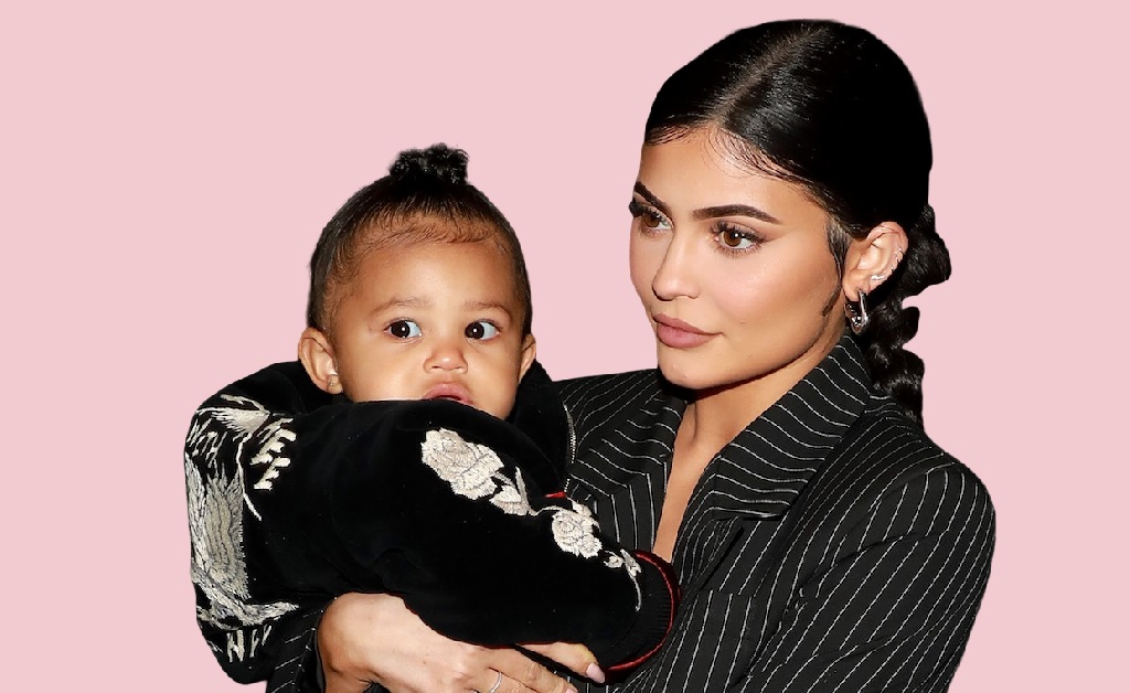 Com apenas 2 aninhos, filha de Kylie Jenner vai lançar sua própria coleção de maquiagem