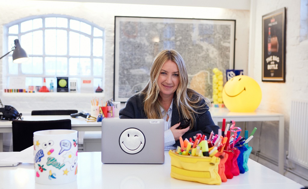 Anya Hindmarch lança nova versão da bolsa sustentável que causou uma revolução fashion 13 anos atrás