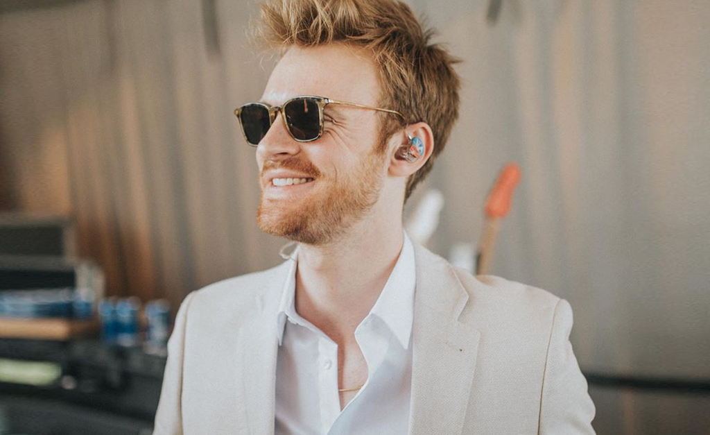 Já ouviu falar de Finneas O’Connell? Irmão mais velho e parceiro musical de Billie Eilish, o moço é peça-chave no sucesso da cantora