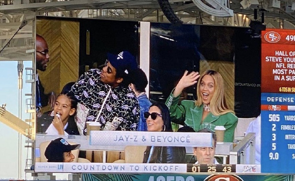 Beyoncé e Jay-Z são criticados por permanecerem sentados durante a execução do hino americano no Super Bowl