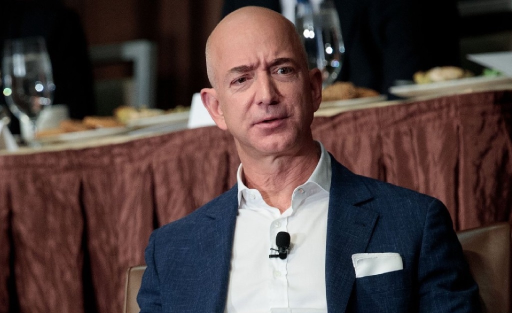 Jeff Bezos viu sua fortuna encolher mais de R$ 21 bilhões só nessa segunda. Semana de cão nos mercados?