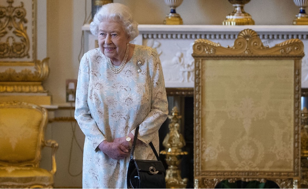 Funcionário do Palácio de Buckingham, a residência oficial de Elizabeth II em Londres, está com Covid-19
