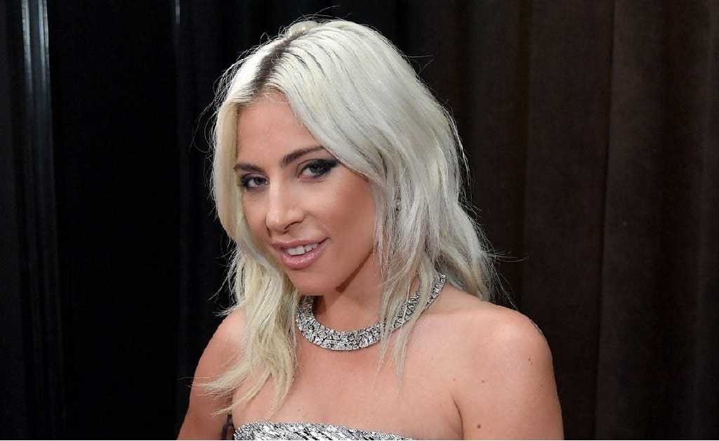 Coletiva sobre Covid-19 realizada em cidade italiana é interrompida por novo hit de Lady Gaga