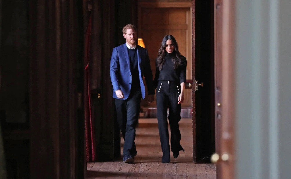 Meghan e Harry estão “arrasados” e se sentem traídos pela própria família, afirma correspondente real