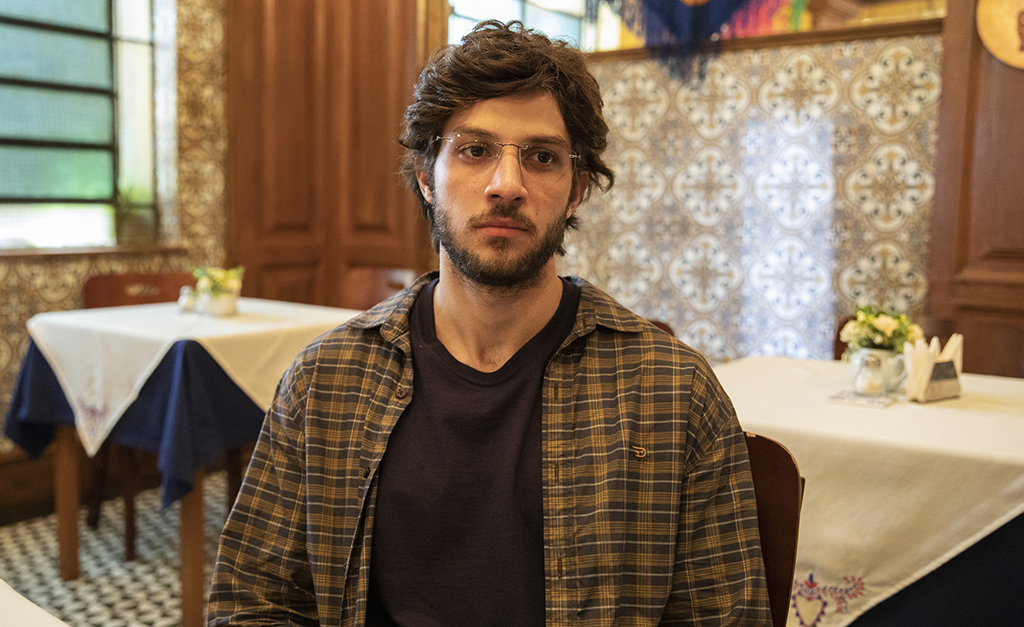 Chay Suede rouba a cena e emociona o público de ‘Amor de Mãe’ ao interpretar a crise existencial de Danilo