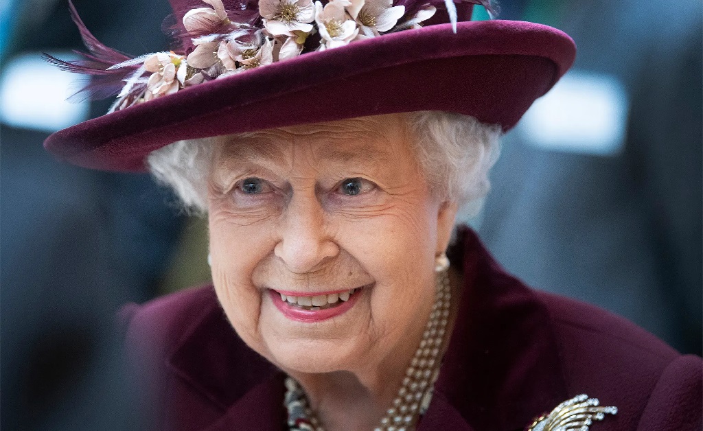 Banho de imersão matinal da rainha Elizabeth II vira assunto na imprensa britânica, ao lado da pandemia de coronavírus