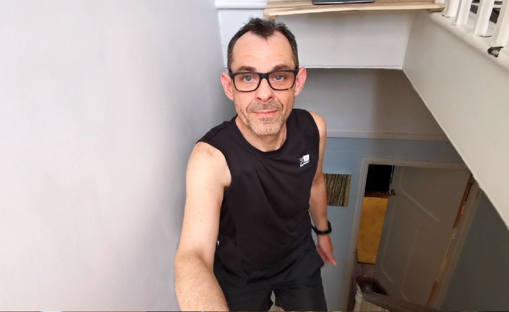 Conheça o britânico de 53 anos que ‘escalou o Everest’ dentro de casa durante a quarentena. Entenda!