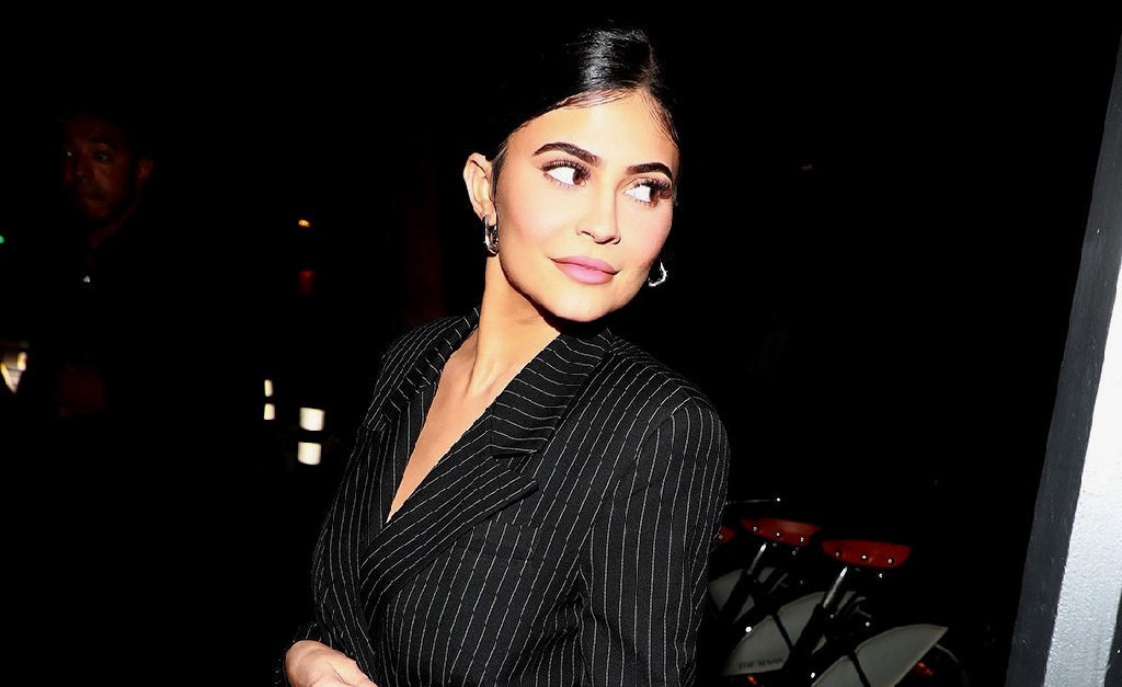Kylie Jenner anuncia que vai mandar produzir álcool gel em escala industrial para doar o produto a hospitais da Califórnia