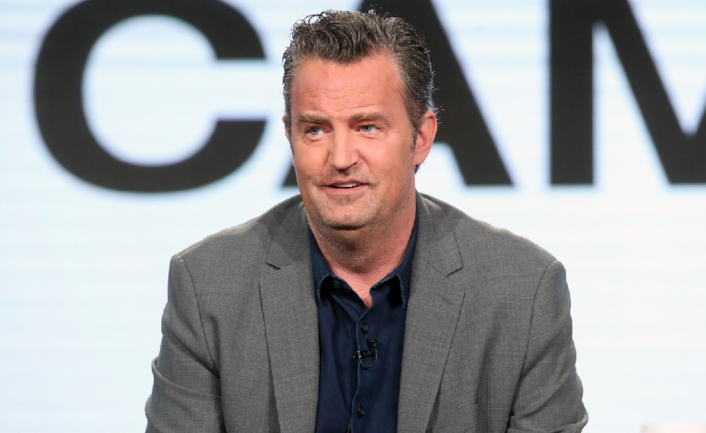 Matthew Perry, o eterno Chandler Bing de “Friends”, é o novo ‘cozinheiro pelado’ da quarentena. Vem saber!