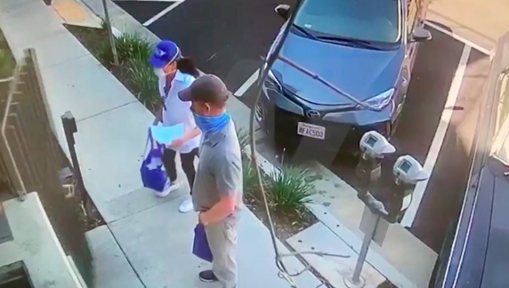 Meghan Markle e príncipe Harry são flagrados em meio à pandemia fazendo trabalho solidário em Los Angeles