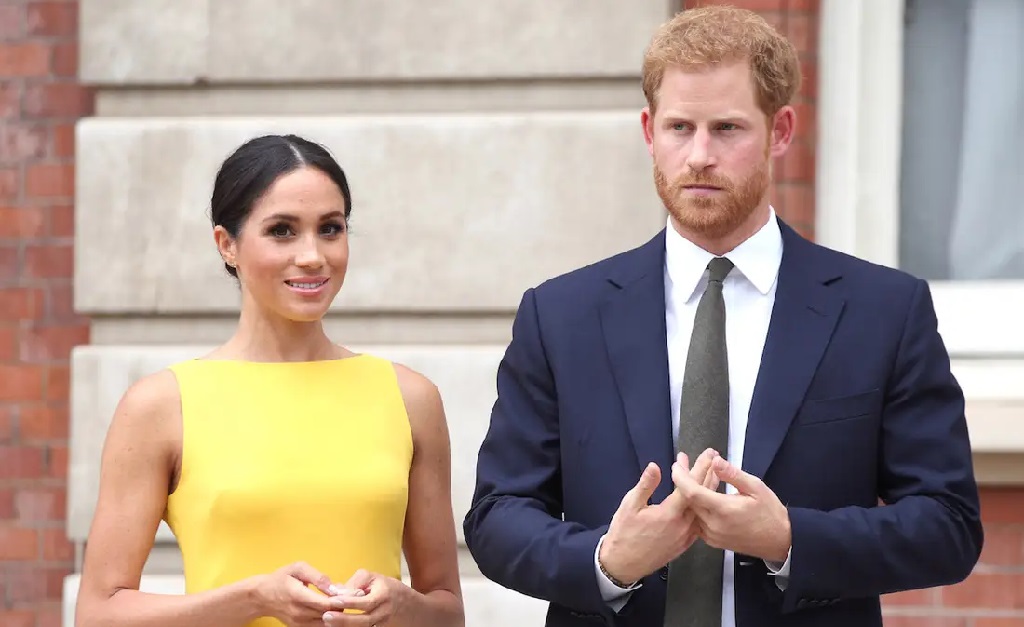 Meghan Markle e Harry são chamados de dois completos “pirralhos mimados” por correspondente real. Ui!