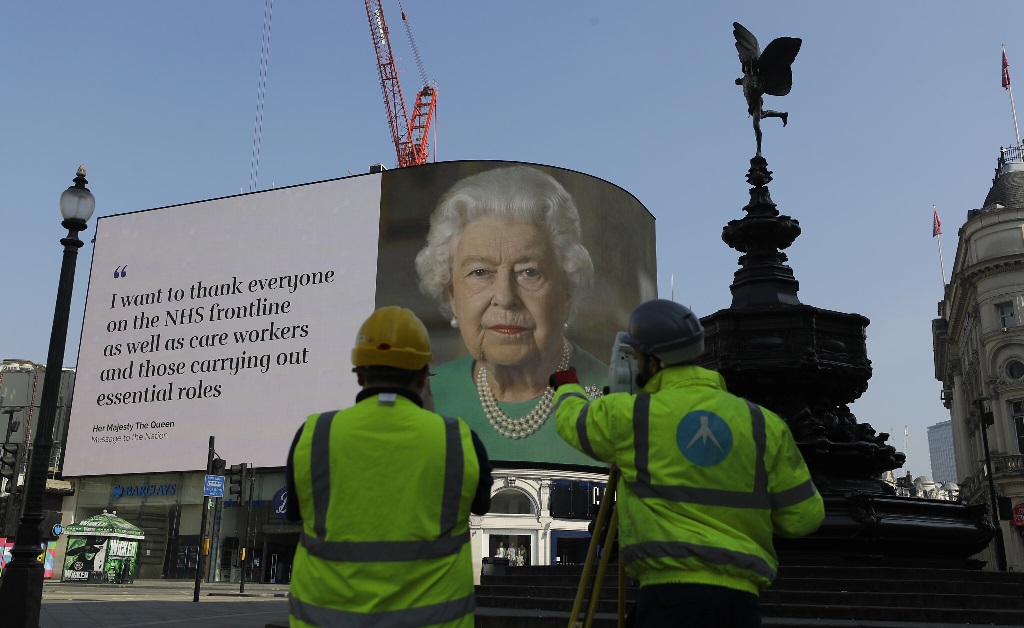 Britânicos se organizam para cantar um ‘Parabéns a Você’ de suas janelas no aniversário de Elizabeth II