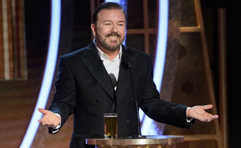 Ricky Gervais alfineta celebs que reclamam da quarentena nas redes: “Parem de fazer isso de dentro de suas mansões!”