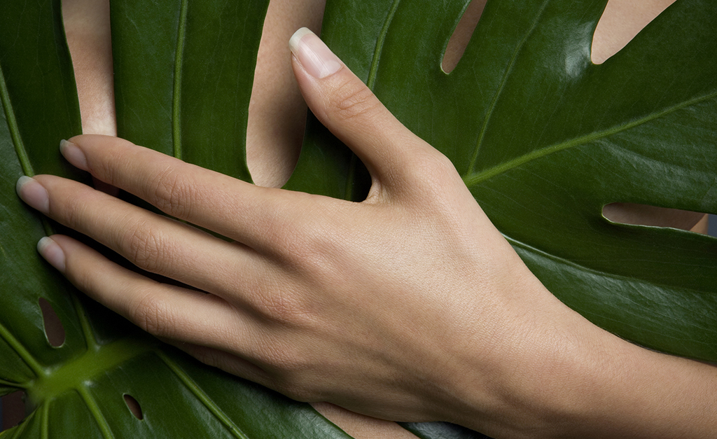 Sem manicure na área, é a hora de deixar suas unhas respirarem! Confira dicas de especialista para fazer em casa