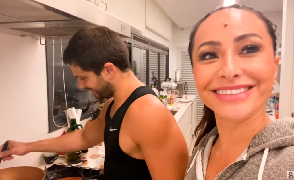 Sabrina Sato e Duda Nagle mostram criatividade na cozinha durante a quarentena e preparam um “soborô”
