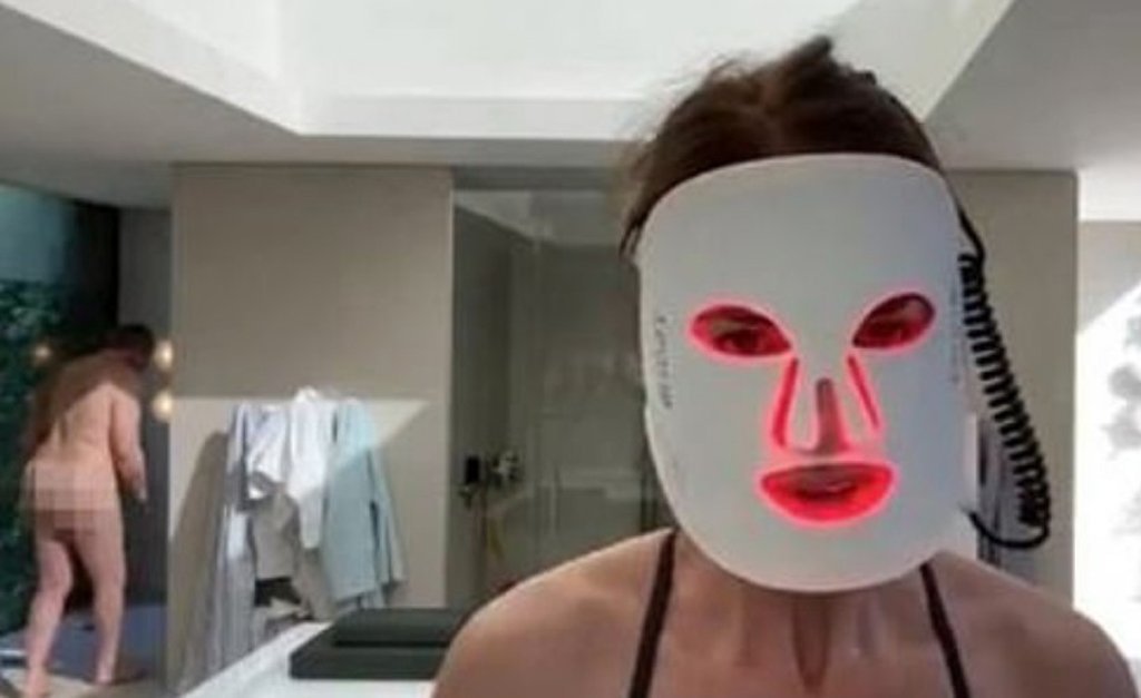 Poderoso milionário britânico aparece pelado em ‘live’ de namorada no Facebook. Quem? Glamurama conta tudo