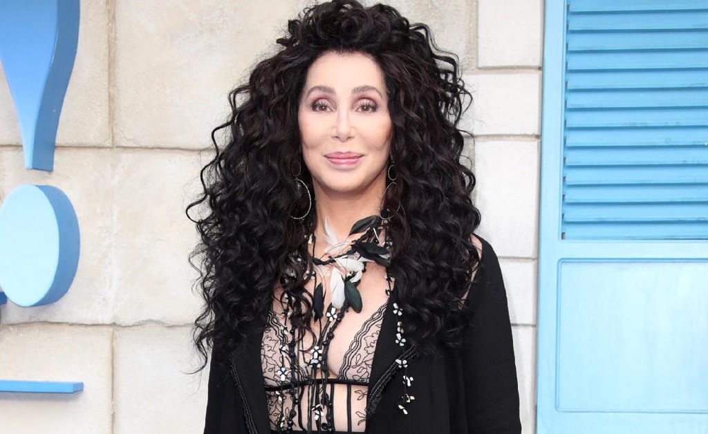 Cher sopra velinhas nesse sábado mais poderosa do que nunca; confira 3 segredos de beleza da cantora