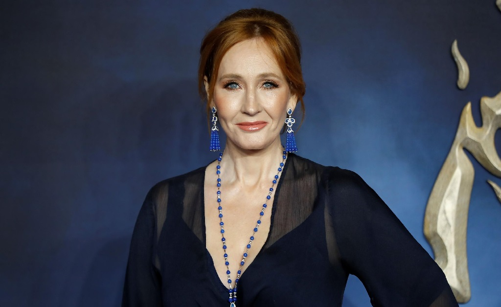 J.K. Rowling oferece um ano de salário a funcionário que usou Twitter do governo britânico para chamar Boris Johnson de ‘arrogante e ofensivo’