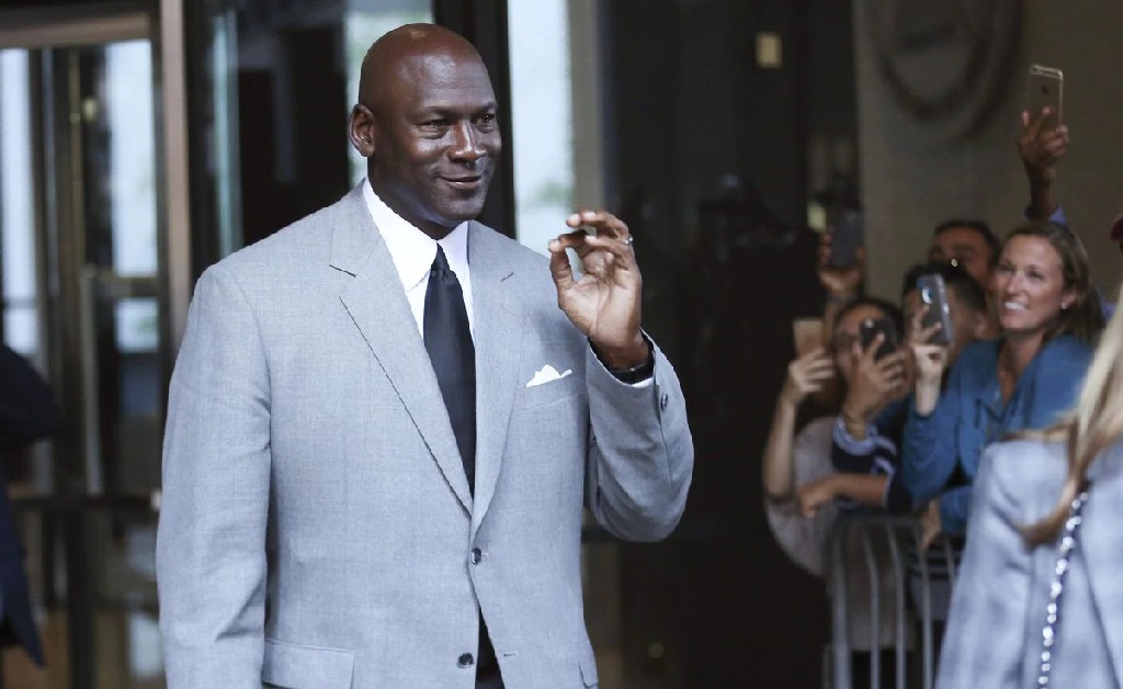 Atleta mais rico do mundo, Michael Jordan ganhou mais de US$ 1 bilhão só com um de seus muitos contratos. Aos detalhes!