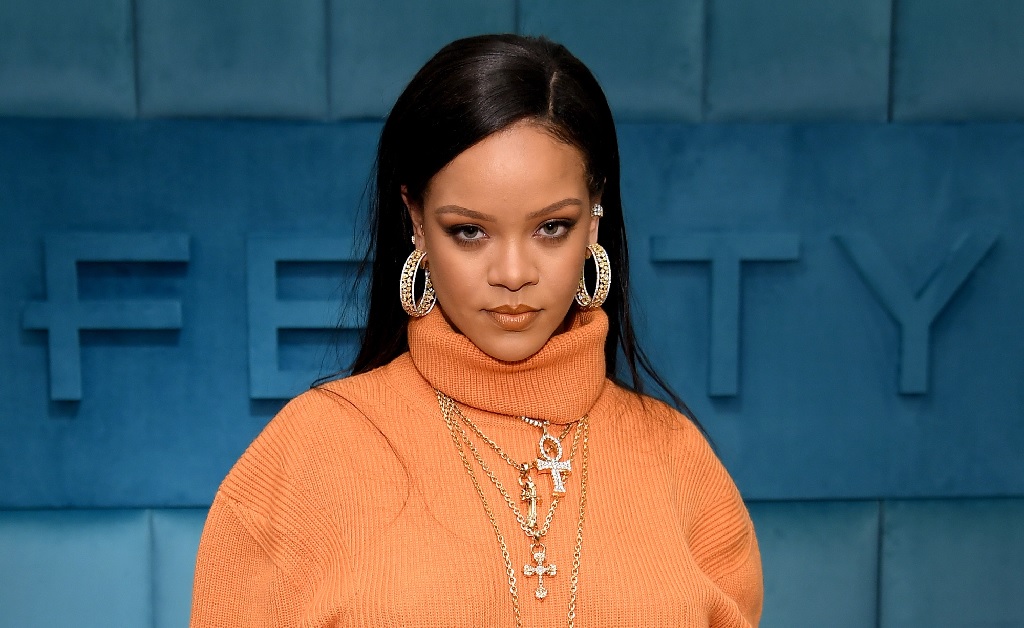 Aos 32 anos e graças à moda, Rihanna já é mais rica que Elizabeth II e está a caminho de se tornar bilionária
