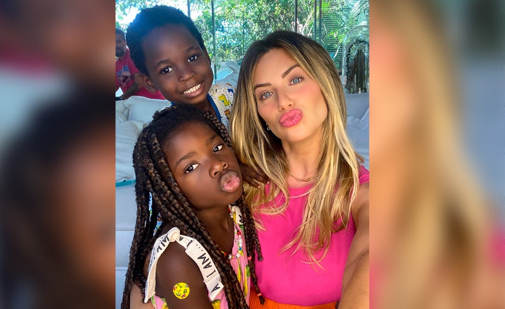 Giovanna Ewbank flagra ‘servicinho’ de Titi e desabafa: “Crianças tranquilas na quarentena”. Mas não deixa barato…