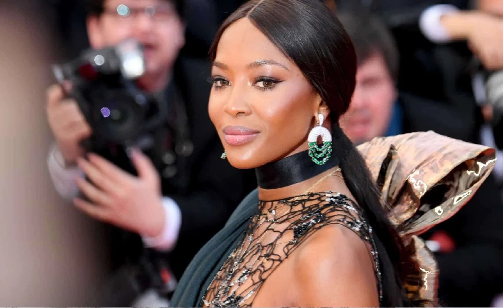 Naomi Campbell entrega segredos de beleza e revela o que faz seus treinos render: “Eu uso batom na academia”