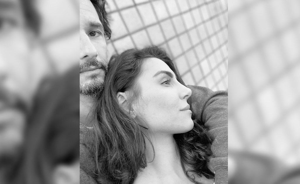 Rodrigo Santoro registra os 100 dias de quarentena com foto romântica – e rara – ao lado de Mel Fronckowiak
