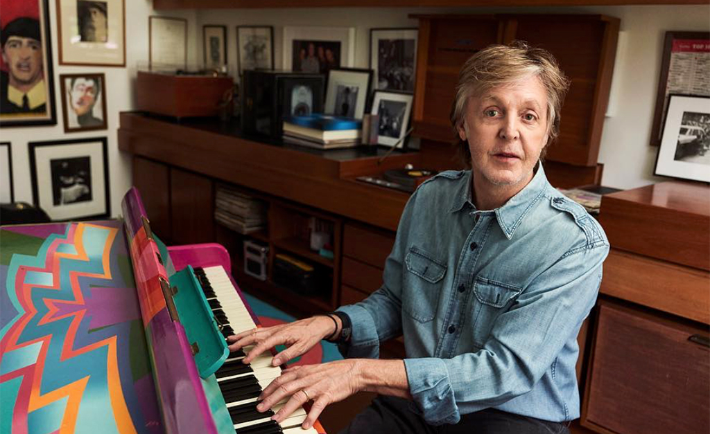 Paul McCartney e suas filhas pedem fim de lei que obriga carne nas escolas inglesas: “É hora de revisitar as regras e ajudar o planeta”