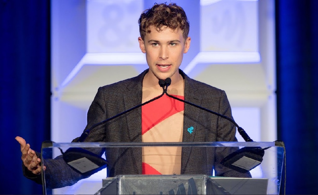 Tommy Dorfman, ator de “13 Reasons Why”, acusa maison italiana de ‘racismo’ e ‘comportamento transfóbico’. Aos fatos!