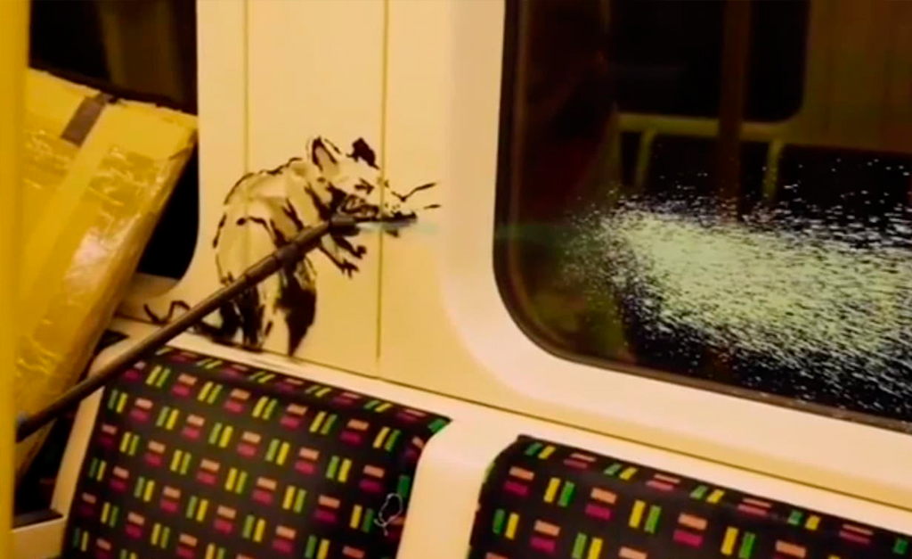 Banksy grafita o metrô de Londres e faz vídeo mostrando toda a ação, uma raridade já que nunca é flagrado