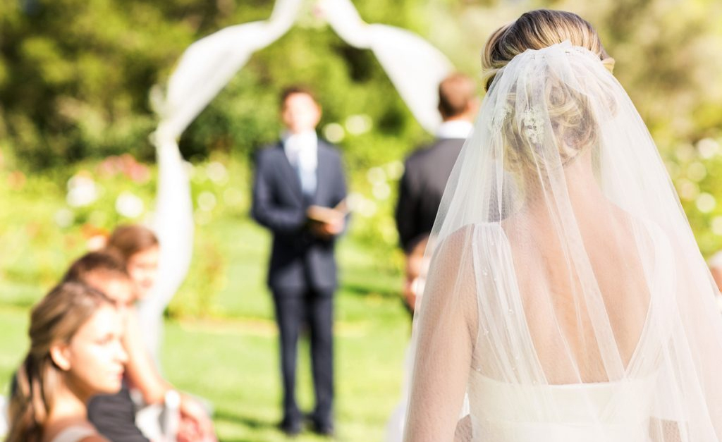 Novas regras para casar no Reino Unido: quarentena do vestido de noiva, nada de beijos e abraços, e alianças desinfetadas…
