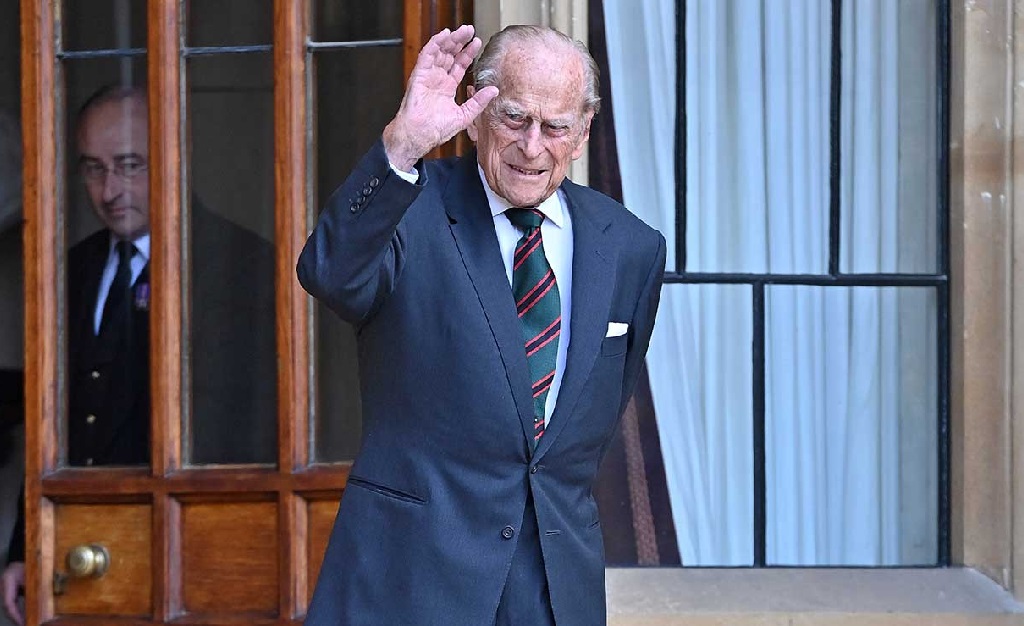 Príncipe Philip ‘fura’ a quarentena – e a aposentadoria – para transferir título militar para Camilla