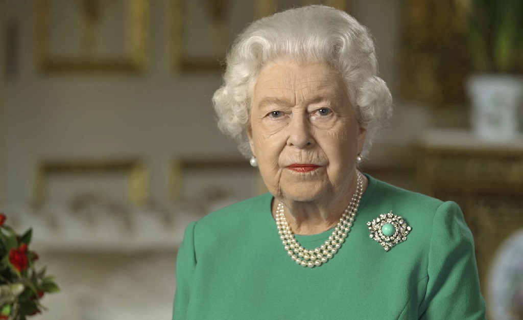 Elizabeth II segue trabalhando na quarentena: além de analisar documentos diariamente, faz ‘calls’ com líderes globais