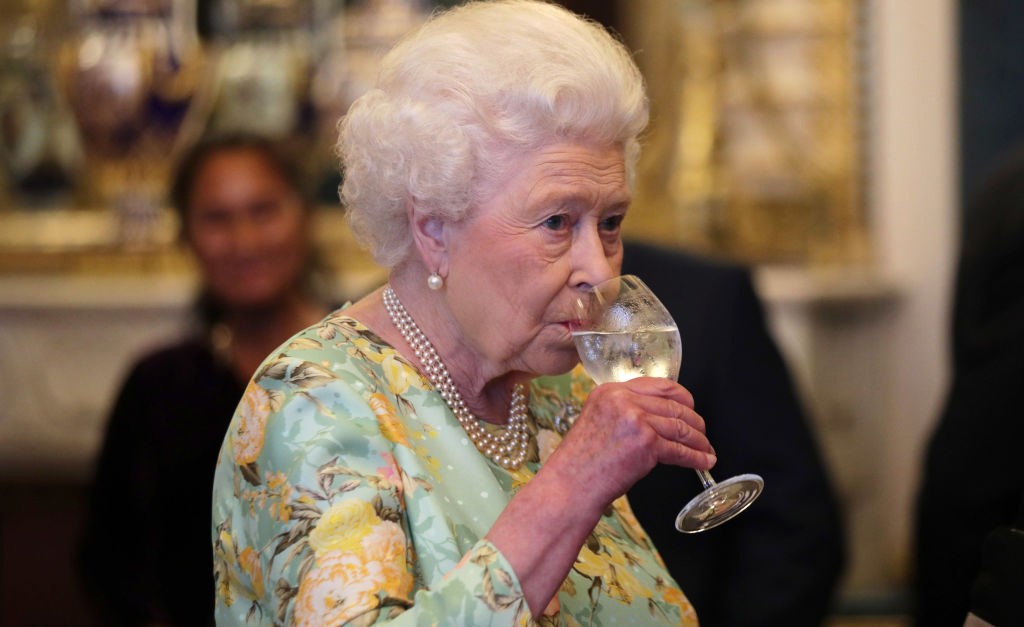 Família real britânica investe em gin preparado com folhas e frutos cultivados no Palácio de Buckingham