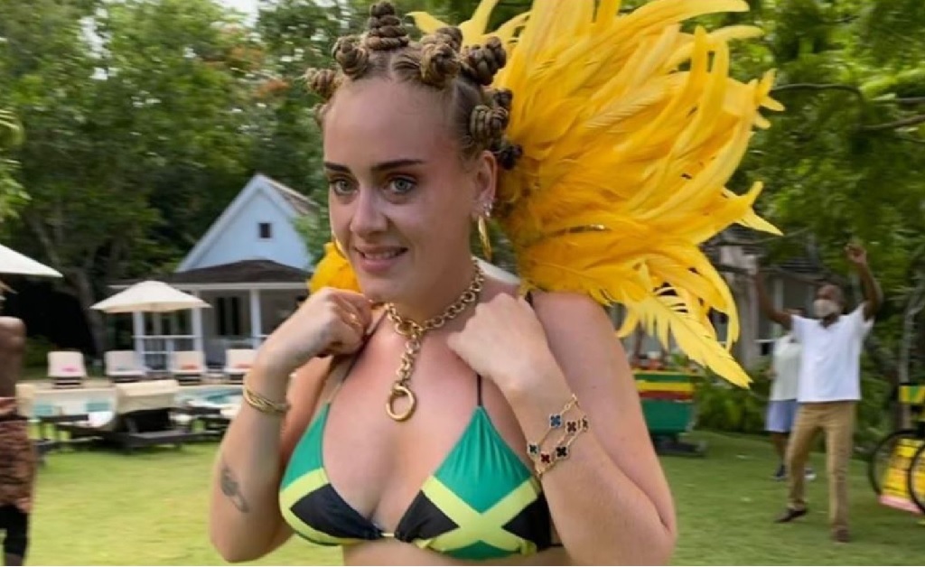 Adele surge de biquíni com bandeira jamaicana em carnaval de rua de Londres e é acusada de apropriação cultural