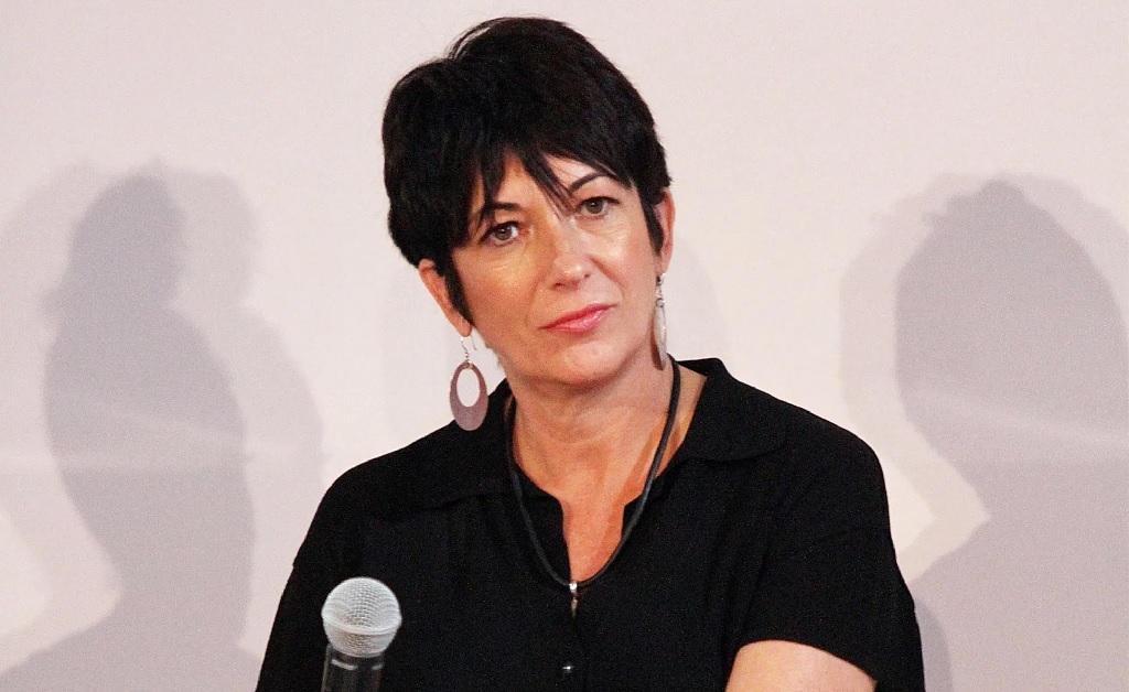 Ghislaine Maxwell reclama da solitária e dá indícios de que vai continuar calada em audiência com juiz