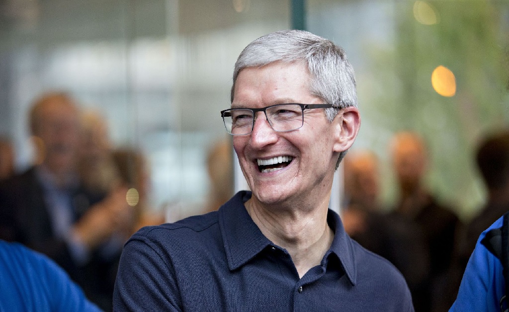 Tim Cook, CEO da Apple, é o mais novo bilionário do pedaço graças à disparada da ação da gigante americana