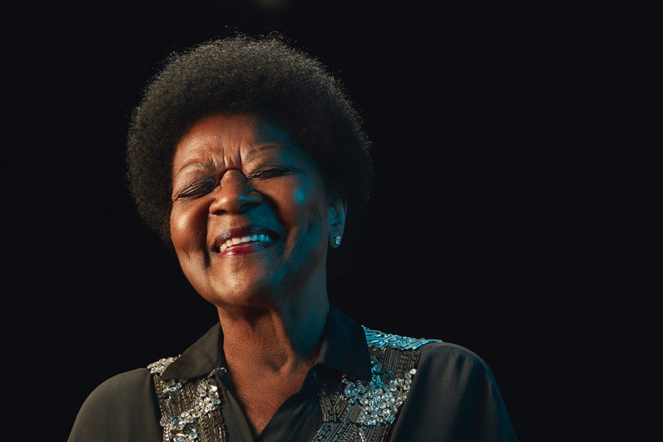 Alaíde Costa, a dama da bossa nova, solta a voz na revista J.P: “Até hoje batalho minha carreira, ainda acho que existe preconceito”