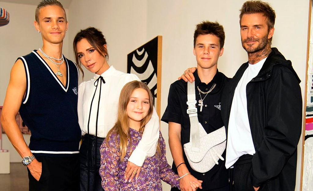 Victoria Beckham faz desfile familiar na semana de moda de Londres: “Meus convidados favoritos (e únicos) nesta temporada”