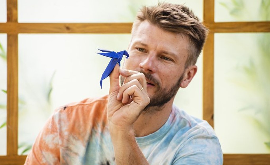 Rodrigo Hilbert mostra que também sabe fazer Origami e internet pede para ele a vacina pra Covid e até ser presidente ou técnico de futebol. Oi?