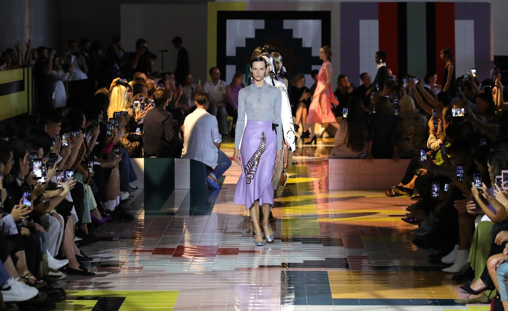 Semana de moda de Milão acontece este mês com apresentações presenciais e digitais, e estreia de Raf Simons na Prada