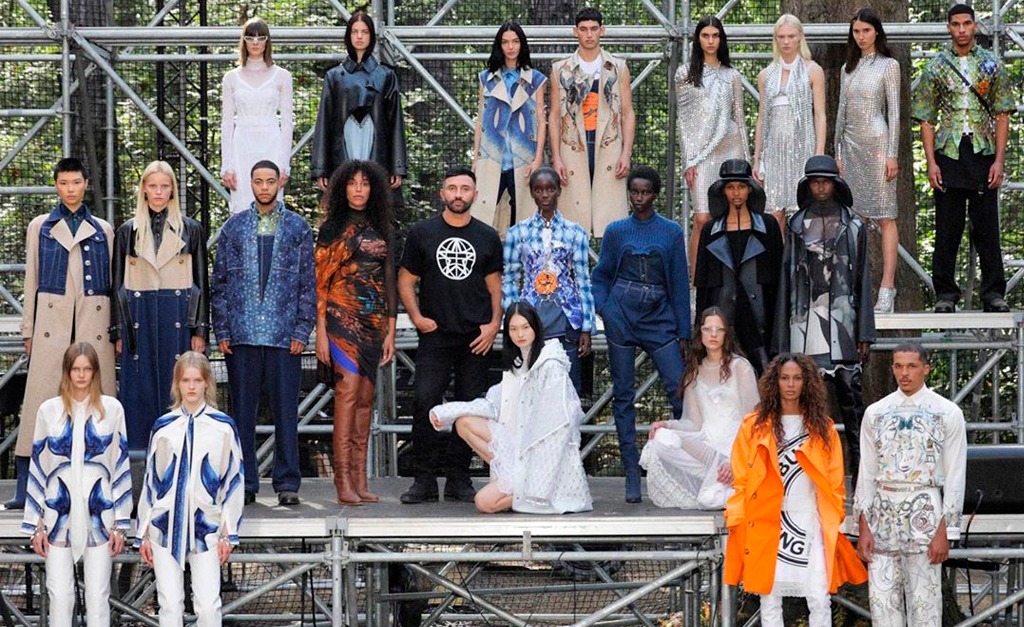 Riccardo Tisci leva a Burberry para a floresta na semana de moda de Londres e decreta: “Azul é o novo bege”